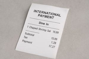 Digital kvittens med globala ikoner och pilar, symboliserar internationella betalningar.